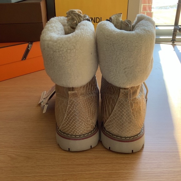 Royal Canadian “Tan Croc Sherpa Boot” - Picture 5 of 8